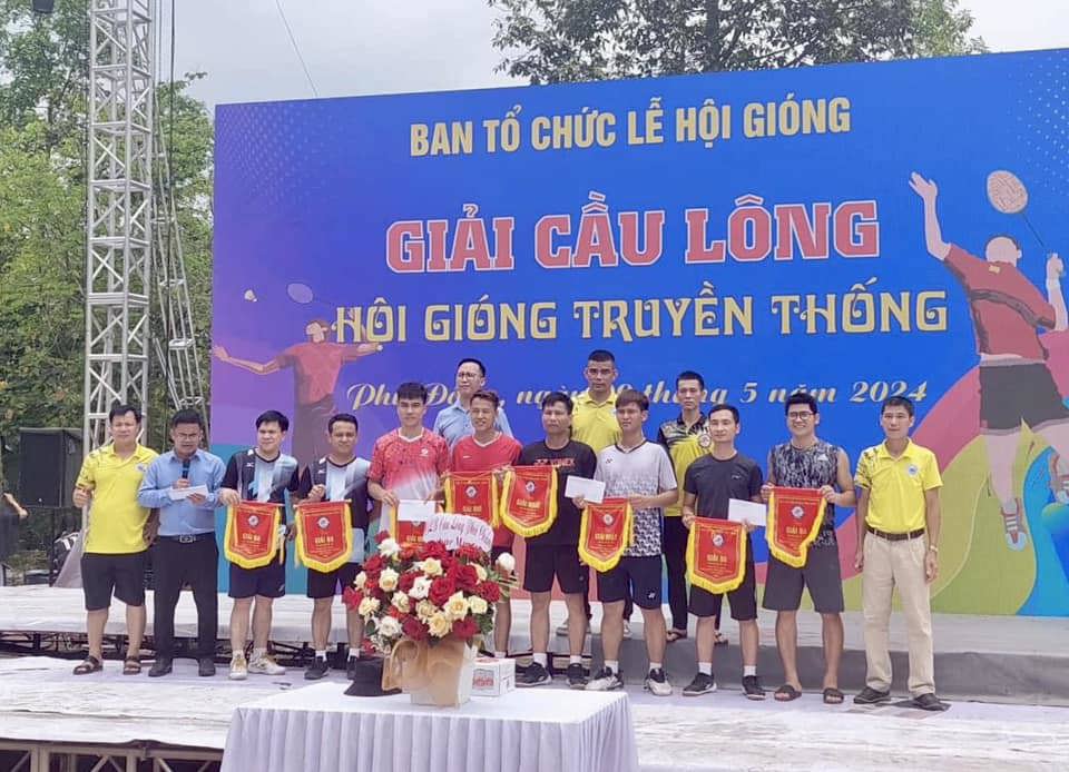 Ban tổ chức trao giải cầu l&ocirc;ng tranh c&uacute;p Ph&ugrave; Đổng Thi&ecirc;n Vương năm 2024.