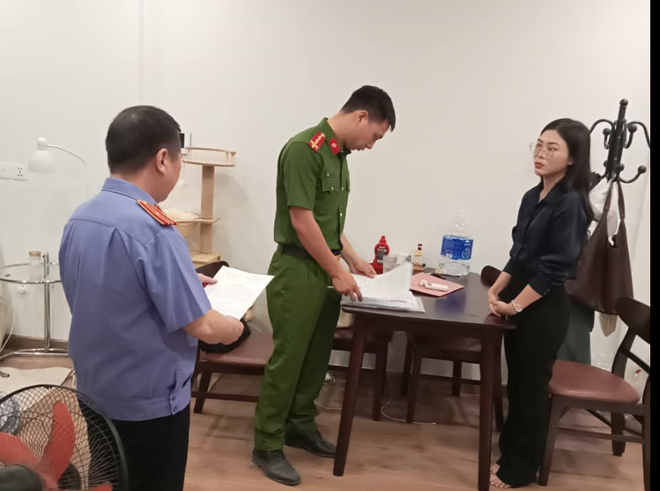 Cơ quan CSĐT thực hiện Quyết định khởi tố bị can, Lệnh cấm đi khỏi nơi cư tr&uacute; đối với Nguyễn Th&ugrave;y Linh.