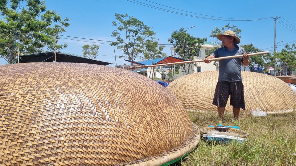 Sau khi lớp đầu ti&ecirc;n kh&ocirc;, thợ lại tr&eacute;t th&ecirc;m lớp nữa. Đợi ph&acirc;n b&ograve; kh&ocirc; d&ugrave;ng nhựa dầu r&aacute;i qu&eacute;t th&ecirc;m 2 lớp l&agrave; ho&agrave;n th&agrave;nh.