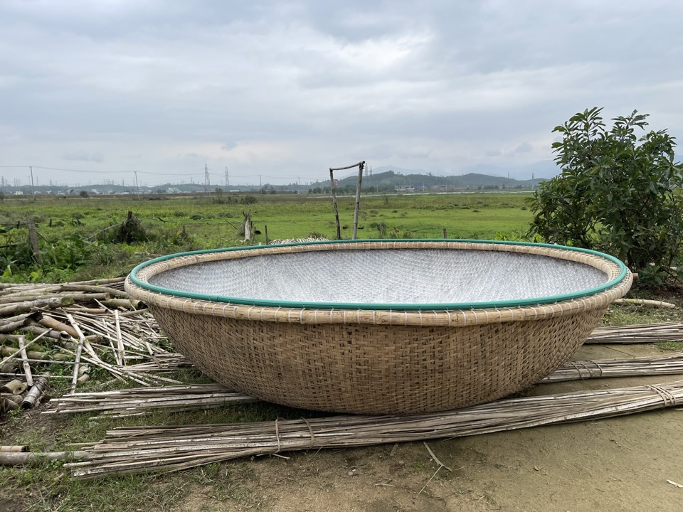 Thời gian l&agrave;m mỗi chiếc thuyền th&uacute;ng trung b&igrave;nh khoảng 15 ng&agrave;y v&agrave; phải trải qua nhiều c&ocirc;ng đoạn từ chọn tre, đan th&uacute;ng, lận v&agrave;nh đến qu&eacute;t dầu, phơi nắng.