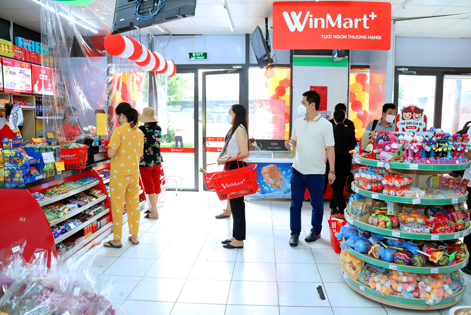 Hệ thống cửa h&agrave;ng tiện lợi Winmart thu h&uacute;t người ti&ecirc;u d&ugrave;ng mua sắm. Ảnh: Ho&agrave;i Nam