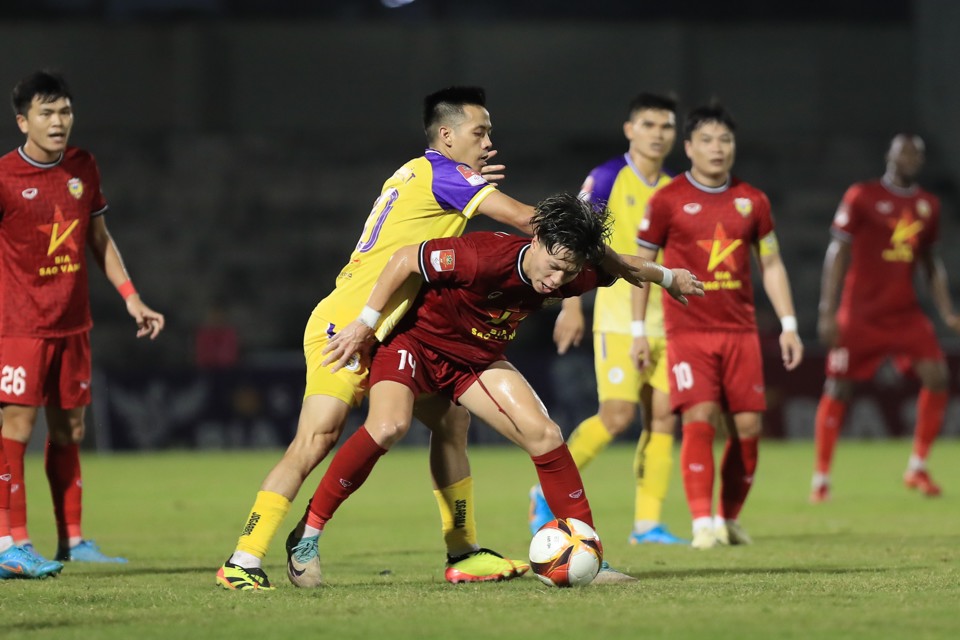 H&agrave; Nội FC đ&aacute;nh rơi chiến thắng trước Hồng Lĩnh H&agrave; Tĩnh. Ảnh: Minh D&acirc;n.