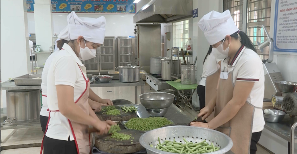 Bếp chế biến thực phẩm tại Trường Mầm non Kim Đường (Ứng Ho&agrave;).