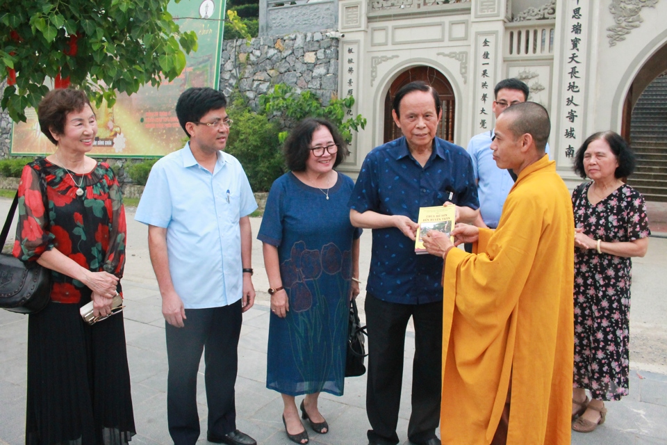 Thầy trụ tr&igrave; ch&ugrave;a Hổ Sơn tặng cuốn s&aacute;ch về lịch sử của ch&ugrave;a cho Nh&agrave; thơ Nguyễn Hồng Vinh v&agrave; đồng ch&iacute; B&iacute; thư huyện uỷ Vụ Bản Trần Minh Hoan c&ugrave;ng đo&agrave;n c&aacute;c nh&agrave; b&aacute;o.