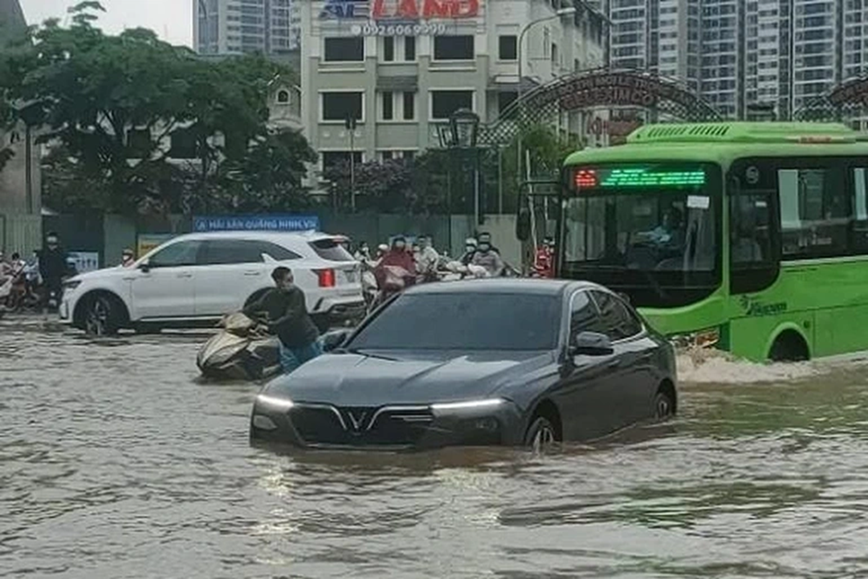 Ô tô, xe máy cần làm gì khi bị ngập nước? - Ảnh 1