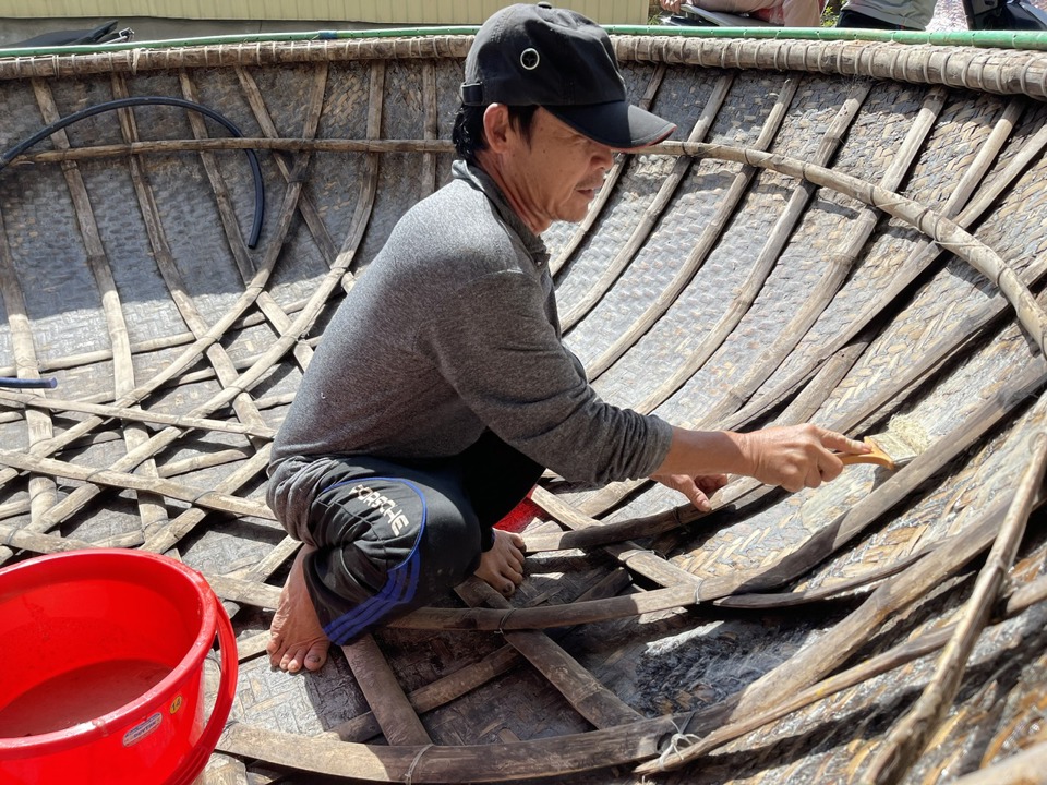 Vật liệu chống thấm tự nhi&ecirc;n n&agrave;y c&oacute; gi&aacute; th&agrave;nh rẻ, lại kh&ocirc;ng thua k&eacute;m c&aacute;c loại vật liệu chống thấm được l&agrave;m từ c&ocirc;ng nghệ hiện đại n&ecirc;n được những người l&agrave;m thuyền th&uacute;ng ưa chuộng v&agrave; sử dụng.