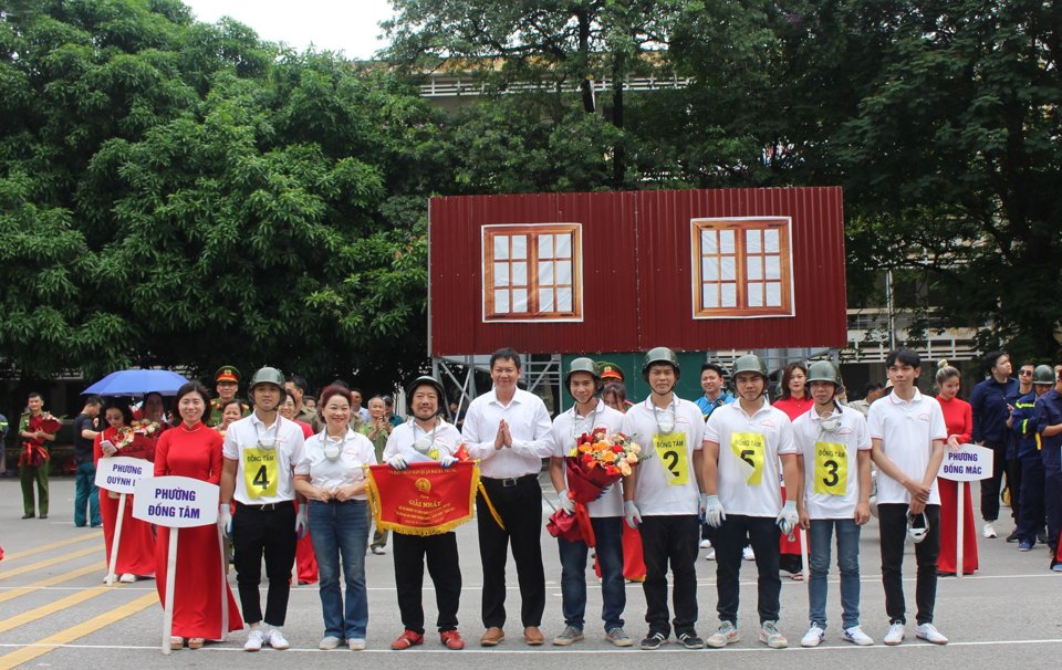 L&atilde;nh đạo Quận Hai B&agrave; Trưng trao giải Nhất cho đội thi phường Đồng T&acirc;m