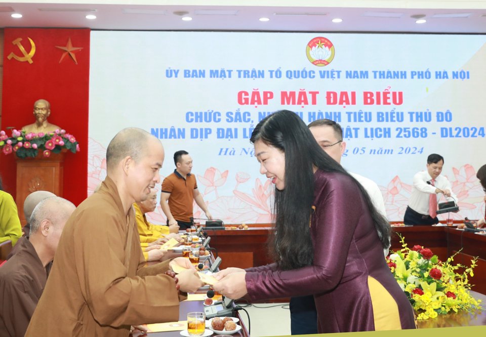 Chủ tịch Ủy ban Mặt trận Tổ quốc Việt Nam TP H&agrave; Nội Nguyễn Lan Hương tr&acirc;n trọng trao tặng qu&agrave; tri &acirc;n c&aacute;c&nbsp;đại biểu chức sắc, nh&agrave; tu h&agrave;nh ti&ecirc;u biểu Thủ đ&ocirc;