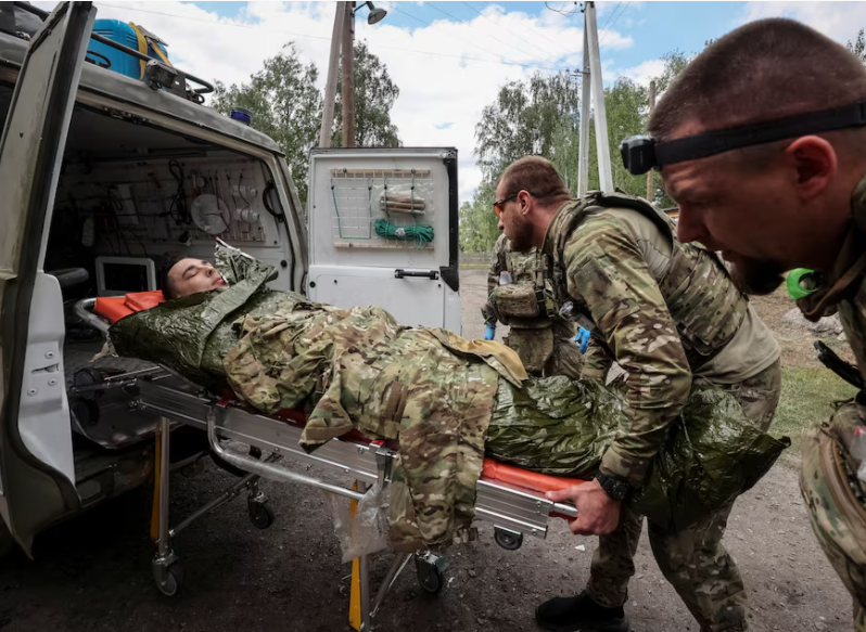 Một binh sĩ Ukraine đang được đưa lecirc;n xe cấp cứu sau cuộc tấn cocirc;ng của quacirc;n đội Nga. Ảnh:nbsp;Vyacheslav Madiyevskyy
