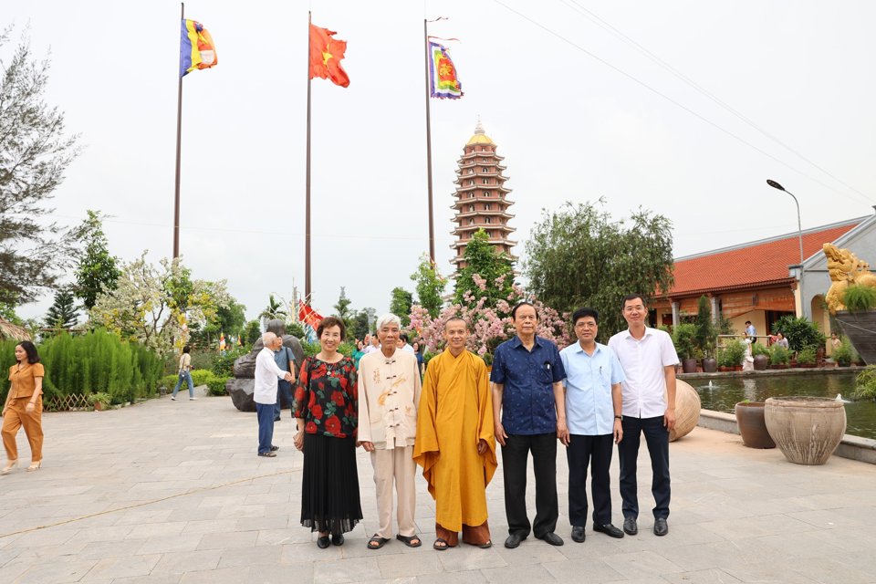 L&atilde;nh đạo UBND huyện Vụ Bản v&agrave; c&aacute;c đo&agrave;n kh&aacute;ch đến thăm ch&ugrave;a