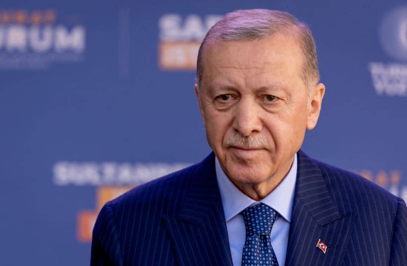 Tổng thống Thổ Nhĩ Kỳ Tayyip Erdogan ph&aacute;t biểu trước những người ủng hộ &ocirc;ng chuẩn bị cho cuộc bầu cử địa phương ở Istanbul, ng&agrave;y 29/3. Ảnh: Reuters