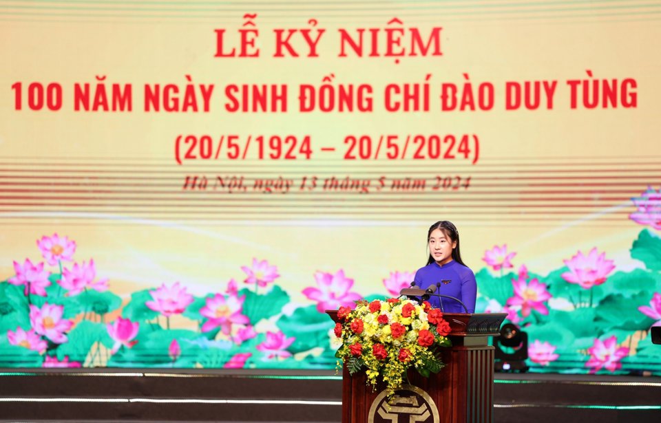 Đo&agrave;n vi&ecirc;n trường Đại học Ngoại Thương Chu Hoa Bảo Tr&acirc;m, đại diện thế hệ trẻ ph&aacute;t biểu tại buổi lễ.