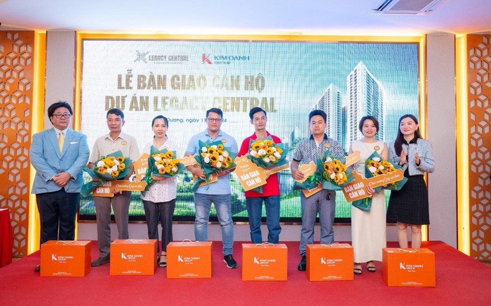 B&agrave; Nguyễn Ngọc &Aacute;nh - Chủ tịch HĐQT Kim Oanh Group v&agrave; &ocirc;ng Omori Daisuke - Tổng Gi&aacute;m đốc Anabuki NL Housing Service Việt Nam, đơn vị quản l&yacute; vận h&agrave;nh Legacy Central ch&uacute;c mừng những cư d&acirc;n đầu ti&ecirc;n của dự &aacute;n.