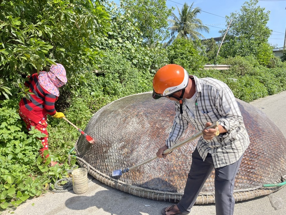 Thuyền th&uacute;ng sau một thời gian sử dụng cũng sẽ được gia cố, chống thấm bằng c&aacute;ch phủ tiếp ph&acirc;n b&ograve; v&agrave; dầu r&aacute;i.