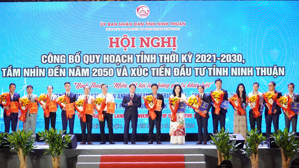 Ninh Thuận trao Bi&ecirc;n bản ghi nhớ cho c&aacute;c nh&agrave; đầu tư, doanh nghiệp. (Ảnh: Trung Nh&acirc;n)