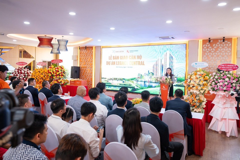 Kim Oanh Group thực hiện b&agrave;n giao nh&agrave; cho những cư d&acirc;n đầu ti&ecirc;n của dự &aacute;n Legacy Central.