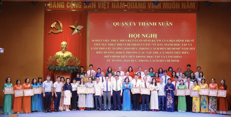 Quận Thanh Xu&acirc;n biểu dương, khen thưởng c&aacute;c tập thể, c&aacute; nh&acirc;n ti&ecirc;u biểu trong thực hiện Kết luận 01-KL/TW về &ldquo;Tiếp tục đẩy mạnh học tập v&agrave; l&agrave;m theo tư tưởng, đạo đức, phong c&aacute;ch Hồ Ch&iacute; Minh&rdquo; trong năm 2023