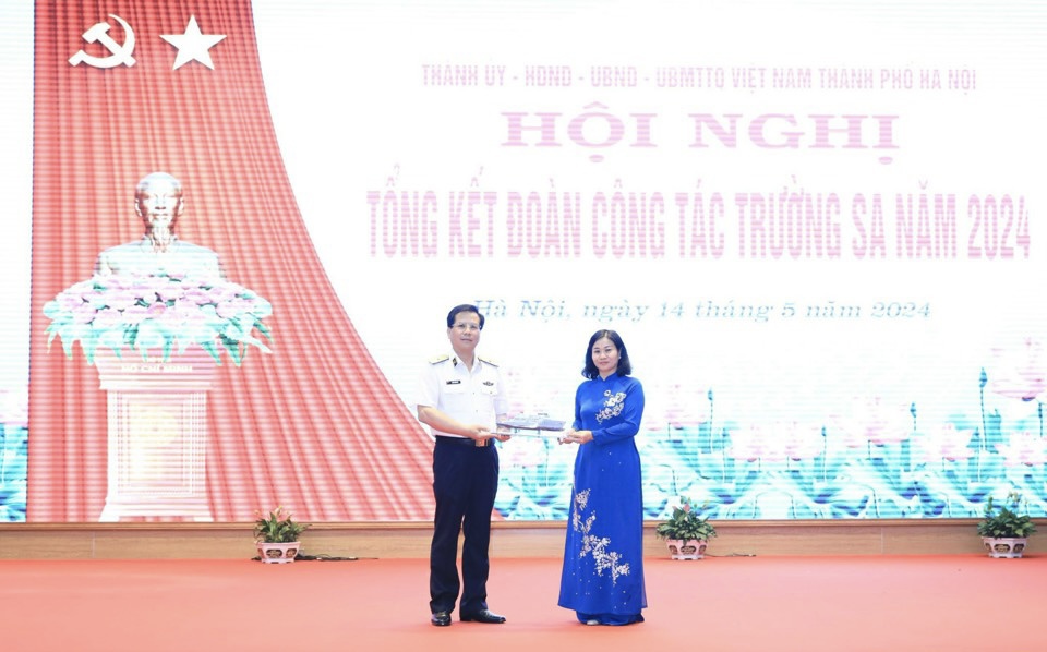 Chuẩn đ&ocirc; đốc Ho&agrave;ng Hồng H&agrave; - Ph&oacute; Tư lệnh Qu&acirc;n chủng Hải qu&acirc;n tặng qu&agrave; lưu niệm&nbsp;Ph&oacute; B&iacute; thư Thường trực Th&agrave;nh uỷ &nbsp;H&agrave; Nội Nguyễn Thị Tuyến.