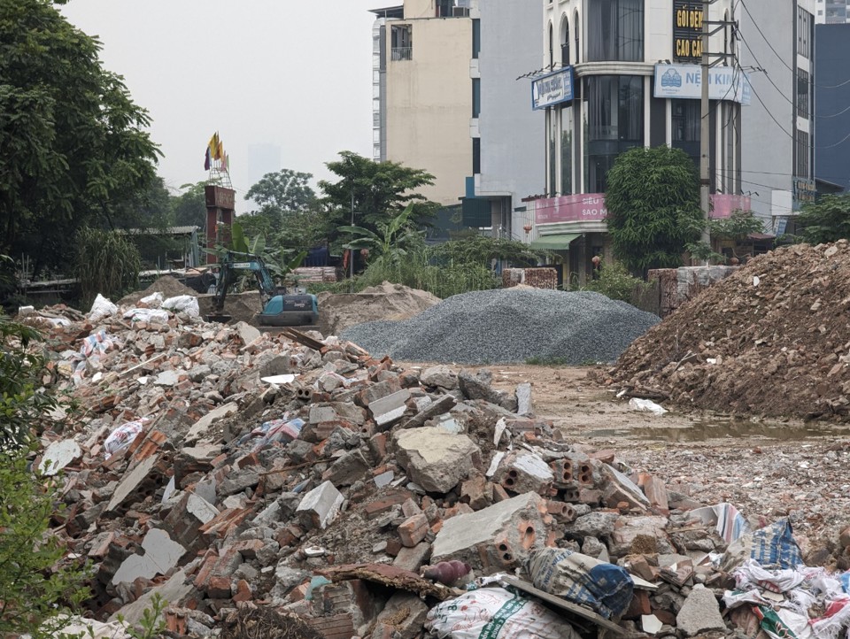 Nhiều đống trạc thải lớn nằm ngổn ngang ngay s&aacute;t b&atilde;i tập kết vật liệu x&acirc;y dựng.