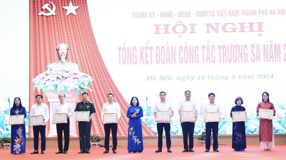 Ph&oacute; B&iacute; thư Thường trực Th&agrave;nh uỷ Nguyễn Thị Tuyến trao Bằng khen của Chủ tịch UBND TP H&agrave; Nội cho c&aacute;c tập thể c&oacute; th&agrave;nh t&iacute;ch.