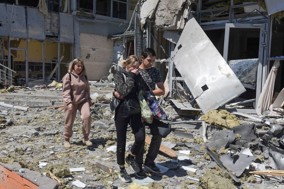Người d&acirc;n b&ecirc;n ngo&agrave;i một t&ograve;a nh&agrave; bị hư hại ở Donetsk, Ukraine do Nga kiểm so&aacute;t, ng&agrave;y 11/5. Ảnh: AFP