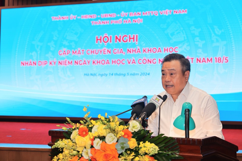 Chủ tịch UBND TP Hagrave; Nội Trần Sỹ Thanh phaacute;t biểu tại hội nghị.