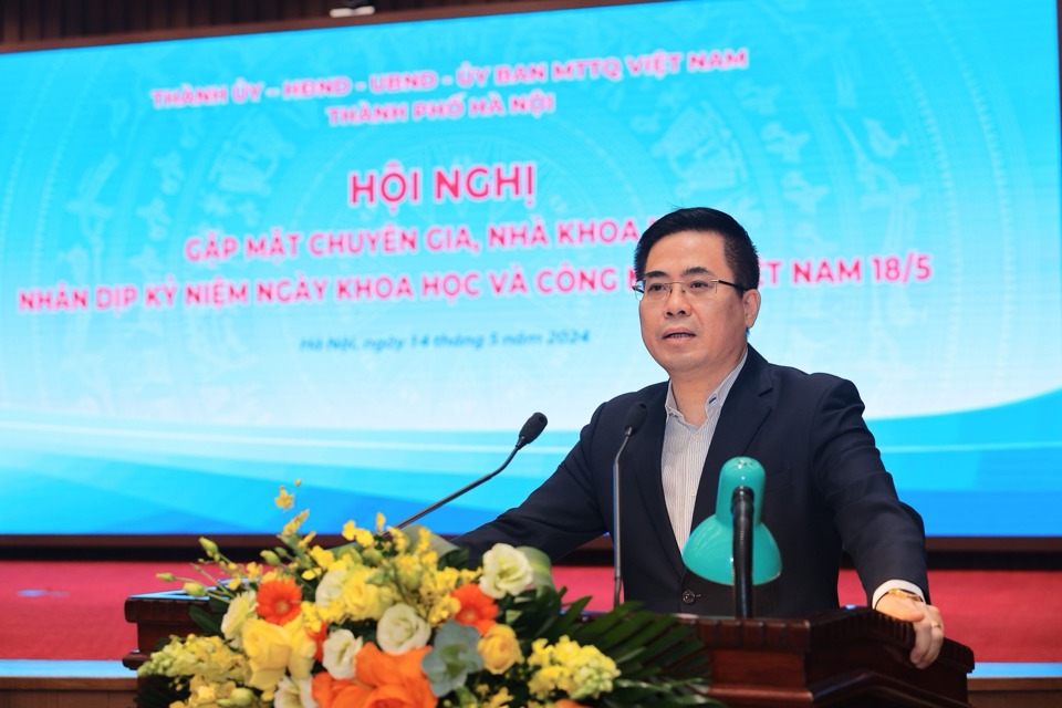 Thứ trưởng Bộ KHamp;CN Nguyễn Hoagrave;ng Giang phaacute;t biểu tại hội nghị.