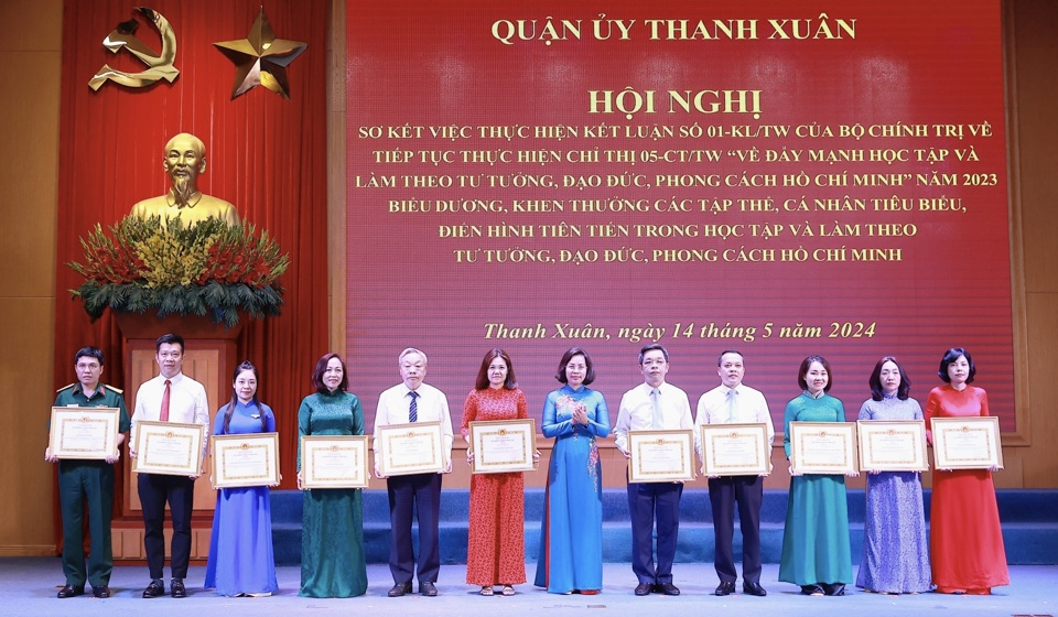 B&iacute; thư Quận ủy Thanh Xu&acirc;n B&ugrave;i Huyền Mai trao Giấy khen cho c&aacute;c&nbsp;tập thể ti&ecirc;u biểu trong thực hiện Kết luận 01-KL/TW về &ldquo;Tiếp tục đẩy mạnh học tập v&agrave; l&agrave;m theo tư tưởng, đạo đức, phong c&aacute;ch Hồ Ch&iacute; Minh&rdquo; trong năm 2023