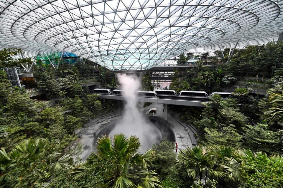 B&ecirc;n trong S&acirc;n bay quốc tế Changi của Singapore. Ảnh: CNN