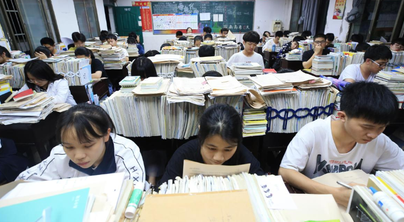 Những học sinh THCS học bagrave;i đến tối muộn tại một trường ở Hồ Nam, Trung Quốc. Ảnh: China Daily