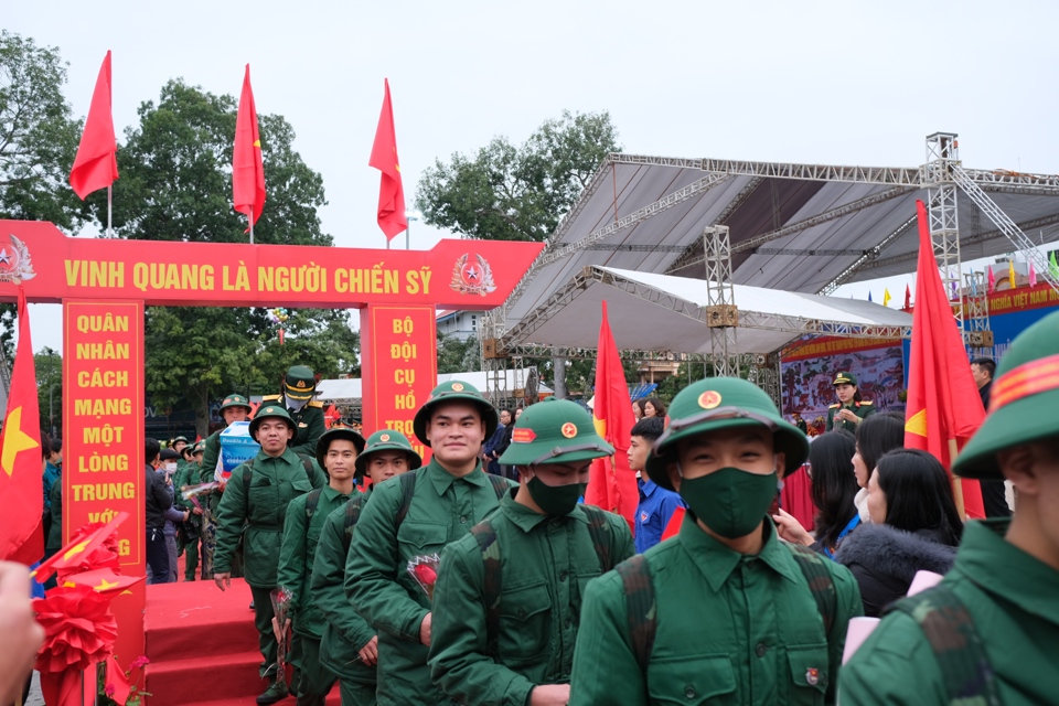 H&igrave;nh ảnh c&aacute;c t&acirc;n binh th&agrave;nh phố Ph&uacute;c Y&ecirc;n, tỉnh Vĩnh Ph&uacute;c vui vẻ l&ecirc;n đường l&agrave;m nhiệm vụ trong Ng&agrave;y hội t&ograve;ng qu&acirc;n đầu năm 2024. Ảnh Sỹ H&agrave;o.&nbsp;