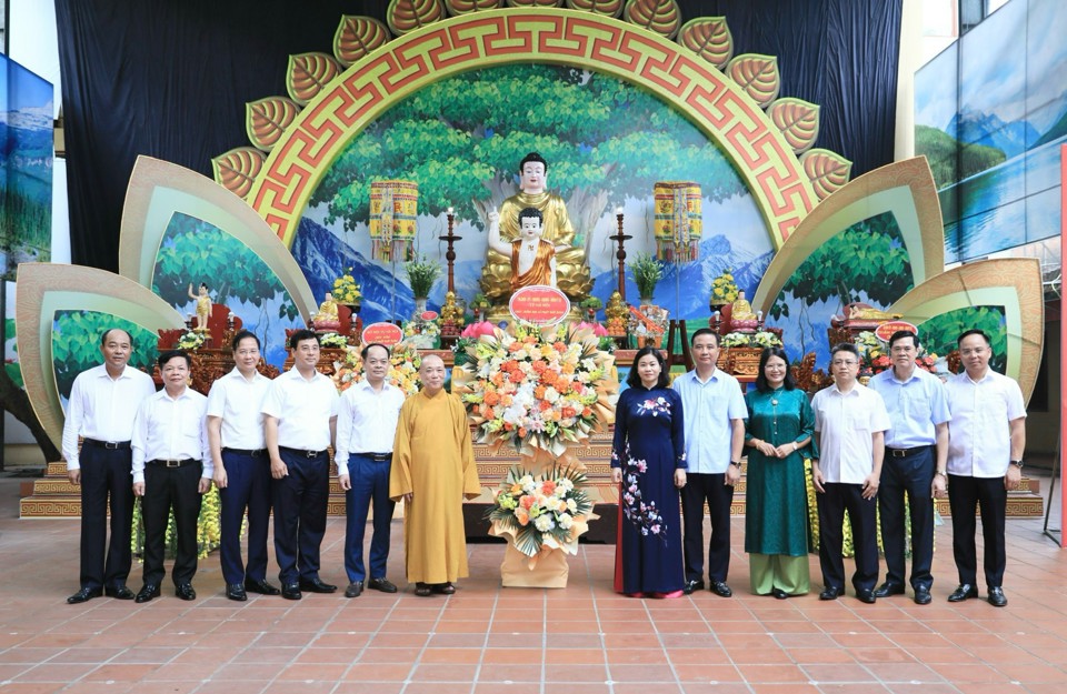 Ph&oacute; B&iacute; thư Thường trực Th&agrave;nh ủy Nguyễn Thị Tuyến ch&uacute;c mừng&nbsp;Gi&aacute;o hội Phật gi&aacute;o Việt Nam TP H&agrave; Nội.&nbsp;