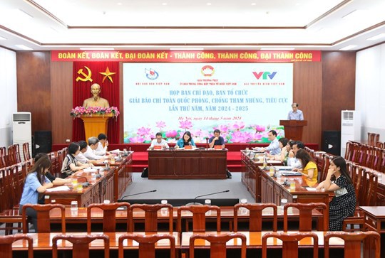 Quang cảnh cuộc&nbsp;họp Ban Chỉ đạo, Ban Tổ chức Giải b&aacute;o ch&iacute; to&agrave;n quốc ph&ograve;ng, chống tham nhũng, ti&ecirc;u cực lần thứ năm, năm 2024-2025