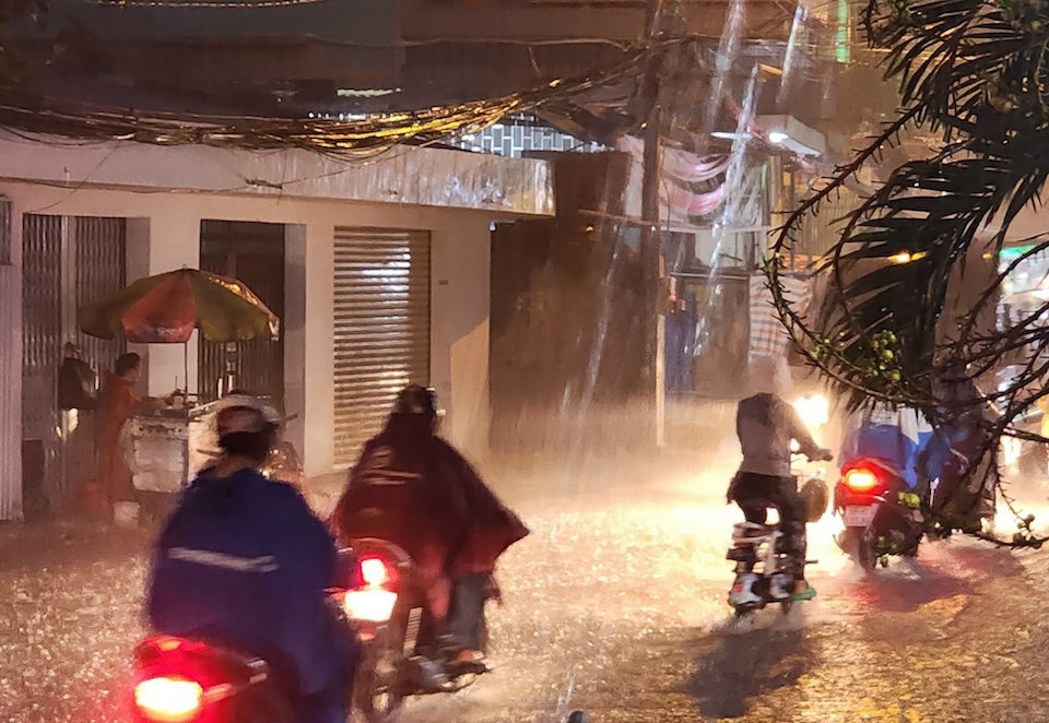 Do mưa v&agrave;o đ&uacute;ng giờ tan tầm n&ecirc;n tr&ecirc;n nhiều tuyến đường người d&acirc;n di chuyển rất kh&oacute; khăn.&nbsp;Ảnh: Mậu Dũng