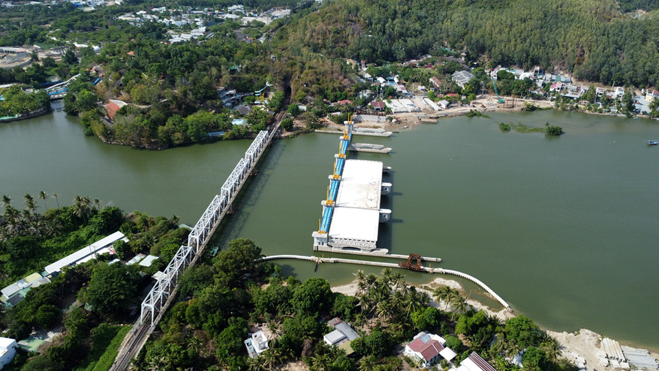 Dự &aacute;n X&acirc;y dựng đập ngăn mặn tr&ecirc;n s&ocirc;ng C&aacute;i Nha Trang l&agrave; dự &aacute;n đa mục ti&ecirc;u cho sự ph&aacute;t triển của TP Nha Trang n&oacute;i ri&ecirc;ng v&agrave; tỉnh Kh&aacute;nh H&ograve;a n&oacute;i chung. C&ocirc;ng tr&igrave;nh được x&acirc;y dựng với dạng đập trụ đỡ, gồm 5 khoang, mỗi khoang rộng 30m; c&oacute; bố tr&iacute; &acirc;u thuyền v&agrave; b&ecirc;n tr&ecirc;n kết hợp cầu giao th&ocirc;ng. Cầu gồm 9 nhịp, chiều rộng 26 m, được thiết kế 2 chiều. Tổng chiều d&agrave;i cầu l&agrave; 400 m...