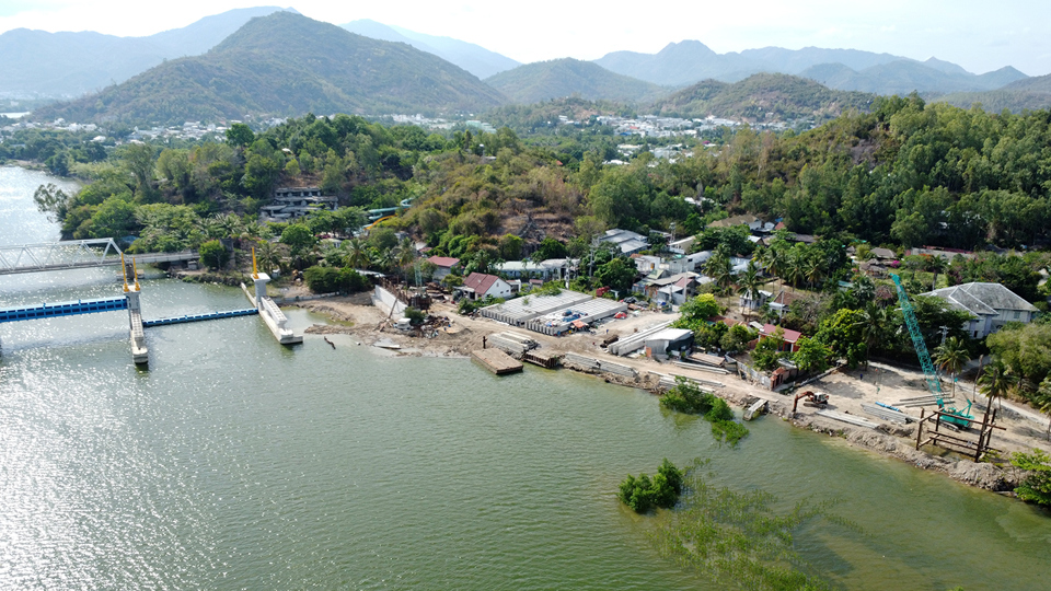 Tuy nhi&ecirc;n,&nbsp;Ban Quản l&yacute; dự &aacute;n Ph&aacute;t triển tỉnh Kh&aacute;nh H&ograve;a cũng cho biết, việc b&agrave;n giao mặt bằng đối với dự &aacute;n đập ngăn mặn được 8.359,8 m2/9.278 m2, đạt 90,1%. Đối với dự &aacute;n đường V&agrave;nh đai 2 đoạn li&ecirc;n quan dự &aacute;n đập ngăn mặn được 6.227 m2/9.926 m2, đạt 62,7%.