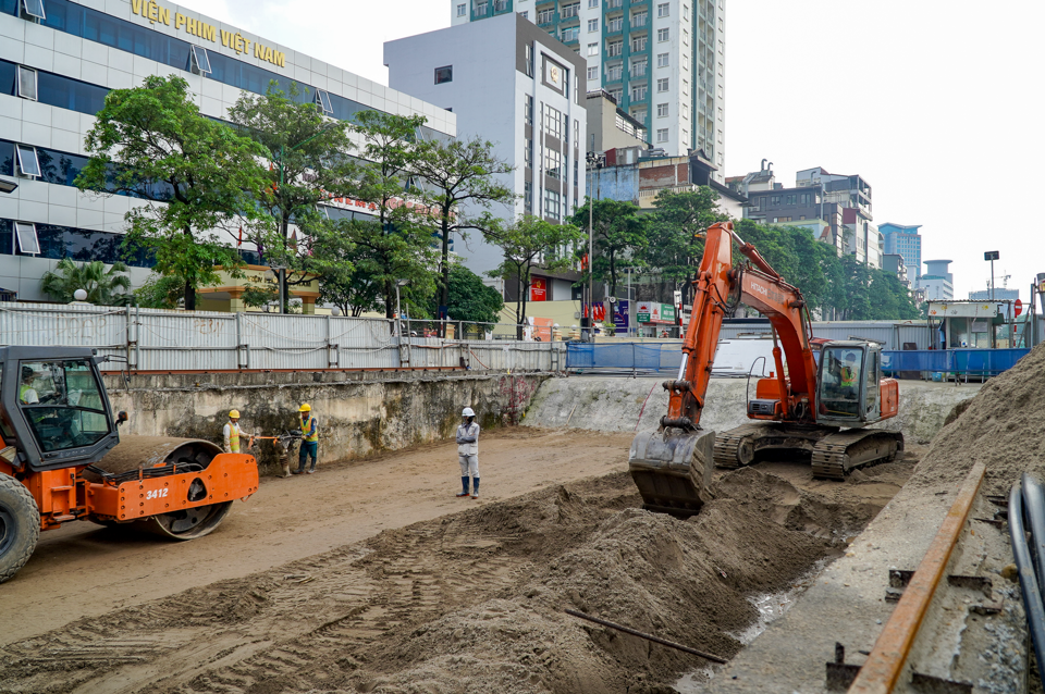 Trong m&ugrave;a mưa, nh&agrave; thầu HGU c&ugrave;ng kết hợp với c&aacute;c nh&agrave; thầu phụ lu&ocirc;n sẵn s&agrave;ng thực hiện c&ocirc;ng t&aacute;c bơm nước ngay lập tức để đảm bảo l&agrave; c&ocirc;ng trường kh&ocirc;ng bị ngập nước.&nbsp;