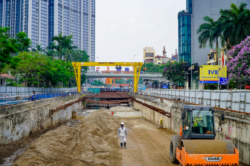 &nbsp;Quản l&yacute; khu vực thi c&ocirc;ng dốc hạ ngầm ga S9 L&ecirc; Đức Sơn cho biết: "Ban quản l&yacute; dự &aacute;n c&ugrave;ng b&ecirc;n tư vấn SYTRA v&agrave; nh&agrave; thầu HGU đang nỗ lực, hợp t&aacute;c c&ugrave;ng c&aacute;c b&ecirc;n li&ecirc;n quan để chung sức đưa dự &aacute;n về đ&iacute;ch đ&uacute;ng tiến độ".