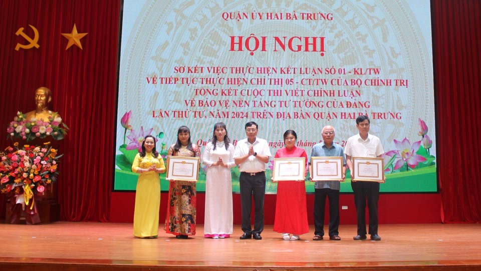 L&atilde;nh đạo Quận Hai B&agrave; Trưng trao khen thưởng cho c&aacute;c t&aacute;c giả, nh&oacute;m t&aacute;c giả đoạt giải A trong Cuộc thi