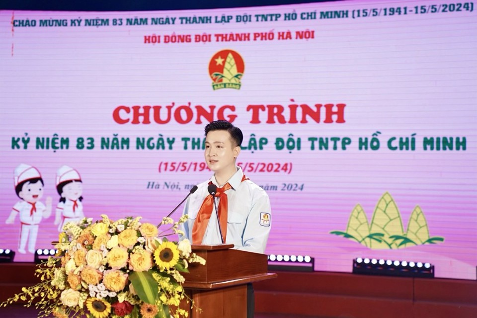 Ph&oacute; B&iacute; thư Th&agrave;nh đo&agrave;n, Chủ tịch Hội đồng Đội TP H&agrave; Nội Đ&agrave;o Đức Việt tr&igrave;nh b&agrave;y diễn văn kỷ niệm