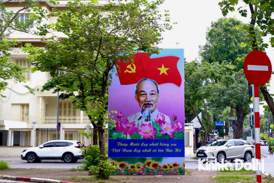 Đường phố Thủ đ&ocirc; được trang ho&agrave;ng kỷ niệm 134 năm Ng&agrave;y sinh Chủ tịch Hồ Ch&iacute; Minh.