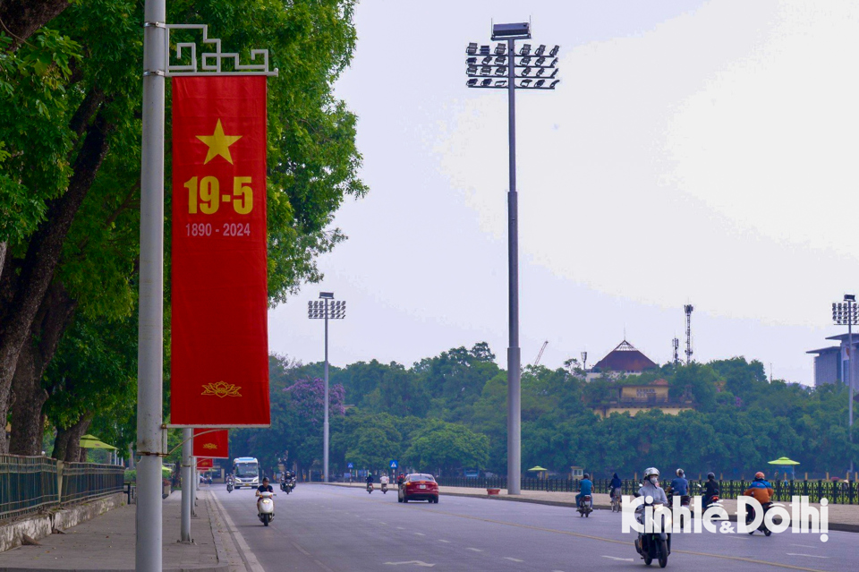 Trang hoàng cờ hoa kỷ niệm 134 năm Ngày sinh Chủ tịch Hồ Chí Minh - Ảnh 2