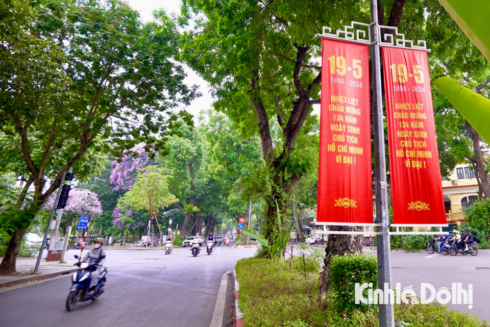 Trang hoàng cờ hoa kỷ niệm 134 năm Ngày sinh Chủ tịch Hồ Chí Minh - Ảnh 3