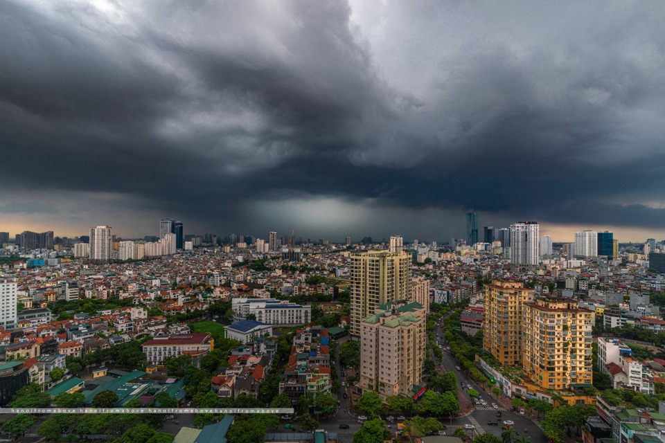 Hagrave; Nội trước trận mưa to chiều 15/5/2024. Ảnh: Hanoi from above