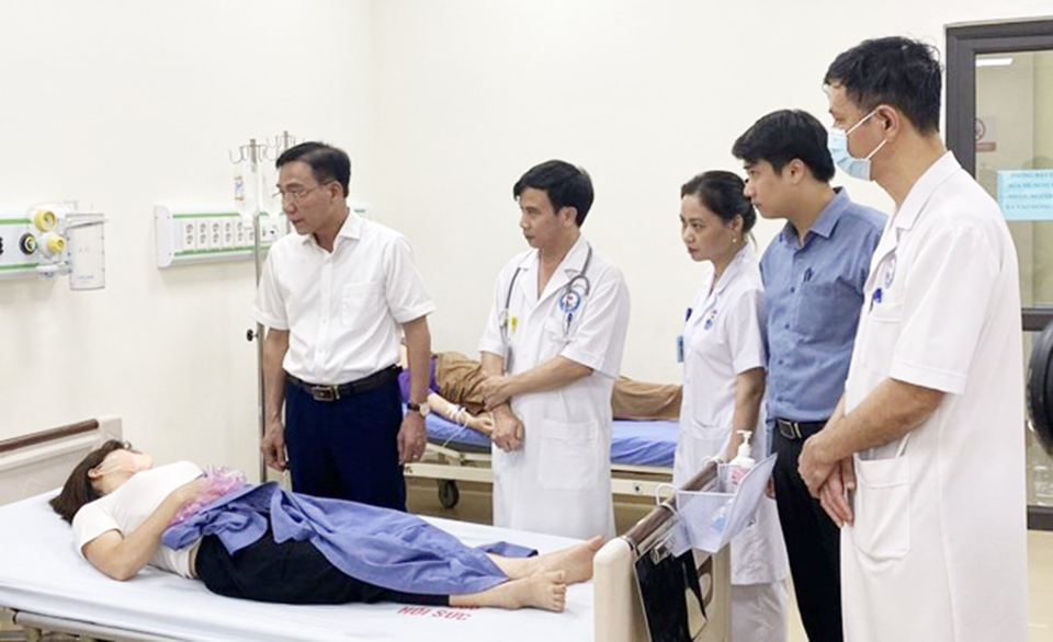 Cocirc;ng nhacirc;n nghi ngộ độc thực phẩm điều trị tại Bệnh viện Hữu nghị Lạc Việt Vĩnh Yecirc;n. Ảnh: BVCC.