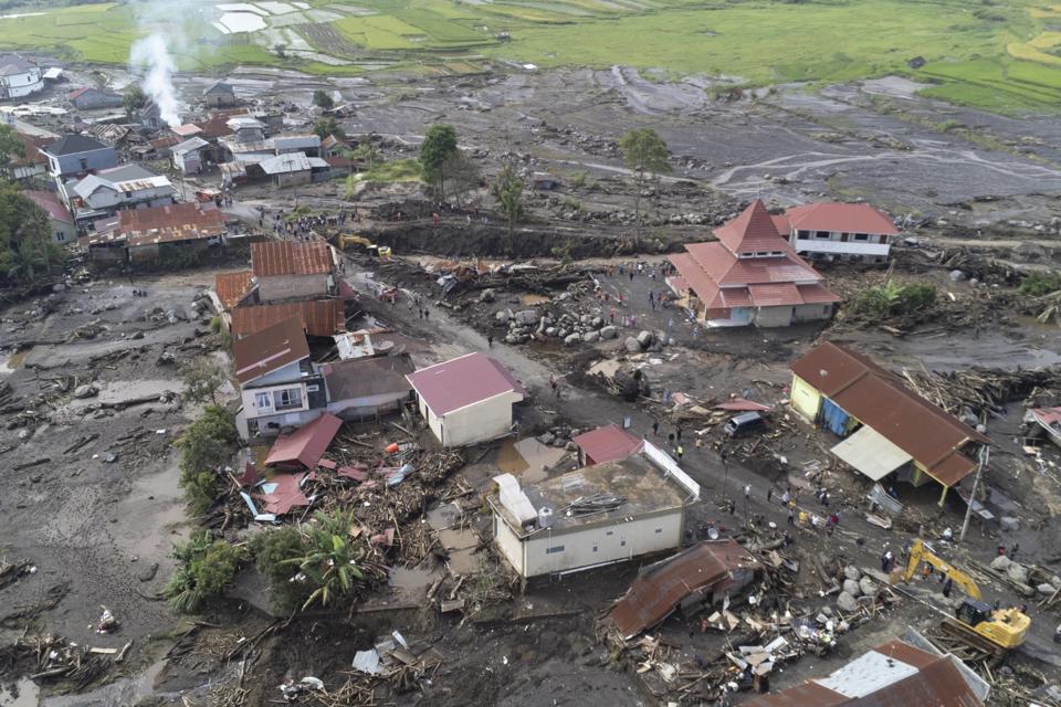 Một ng&ocirc;i l&agrave;ng tại huyện Agam, tỉnh T&acirc;y Sumatra, Indonesia bị t&agrave;n ph&aacute; nặng nề sau đợt lũ lịch sử. Ảnh: AP