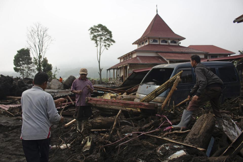 &nbsp;Người d&acirc;n xem x&eacute;t thiệt hại do lũ qu&eacute;t tại huyện Agam, tỉnh T&acirc;y Sumatra, Indonesia h&ocirc;m thứ Ba ng&agrave;y 14/5/2024.Ảnh: AP Photo/ Fachri Hamzah