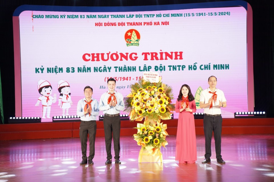 L&atilde;nh đạo Th&agrave;nh đo&agrave;n H&agrave; Nội ch&uacute;c mừng Hội đồng Đội TP&nbsp; - Ảnh: Phạm Mạnh