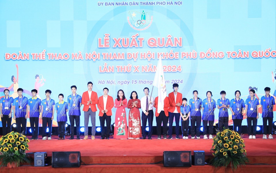 Ph&oacute; B&iacute; thư Thường trực Th&agrave;nh ủy H&agrave; Nội Nguyễn Thị Tuyến đ&atilde; trao cờ cho đại diện l&atilde;nh đạo đo&agrave;n VĐV H&agrave; Nội tham dự HKPĐ khu vực v&agrave; to&agrave;n quốc.