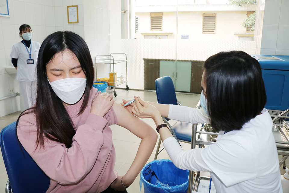 Ti&ecirc;m ph&ograve;ng vaccine tại ph&ograve;ng ti&ecirc;m chủng Trung t&acirc;m Kiểm so&aacute;t bệnh tật H&agrave; Nội.